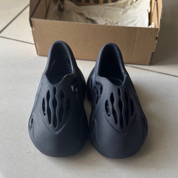 Kids Yeezy Foam Runners - Picture 2 of 4